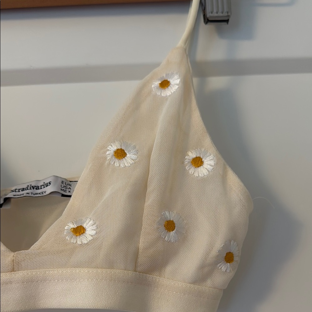 Stradivarius Daisy Bralette - Picture 3 of 12